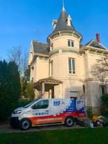 L’image contient peut-être : ciel, voiture, maison et plein air